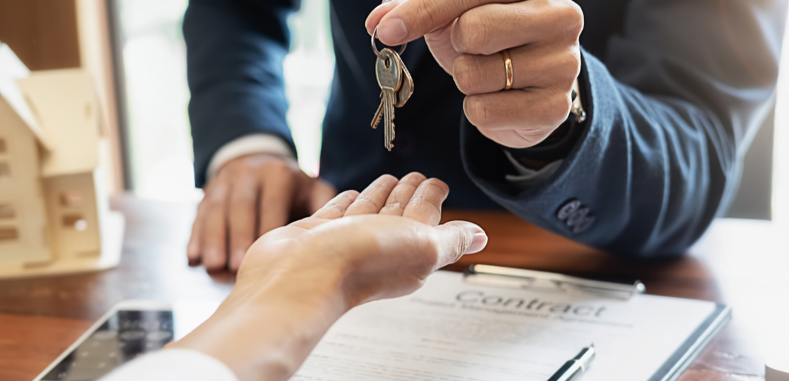 Jurist overhandigt sleutel bij huurovereenkomst